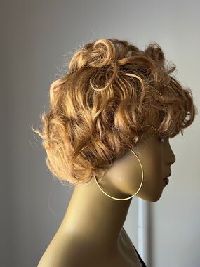 Amazon Short Curly Wig in Strawberry Blonde